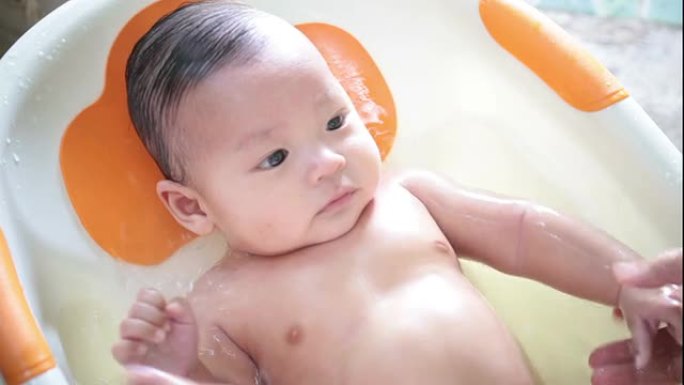 洗澡婴儿，亚洲婴儿