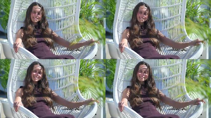 快乐的女孩在温泉咖啡馆或餐厅的露天阳台上