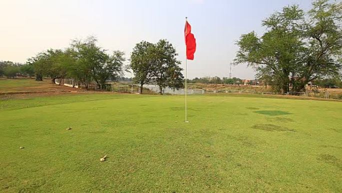 高尔夫球场将带有旗帜的绿色