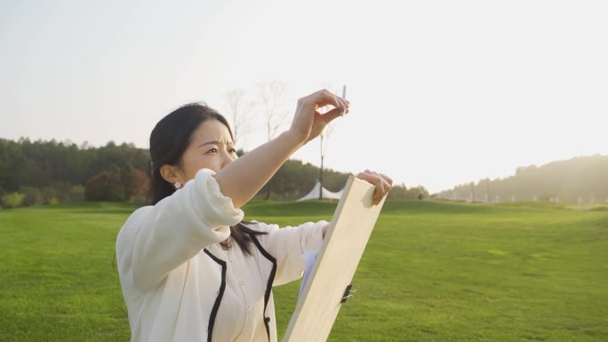 美女草地画画户外写生踏青亲近自然小清新