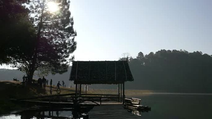 泰国庞翁林业种植园湖中竹筏