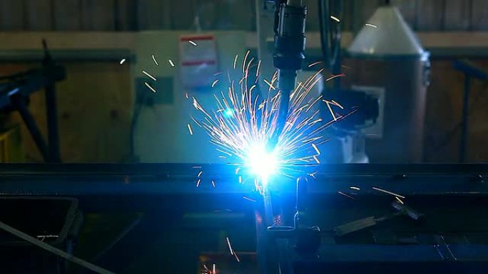 HD：机器人手臂在工厂焊接。