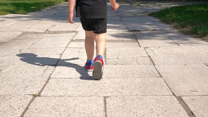 慢动作: 婴儿在人行道上行走
