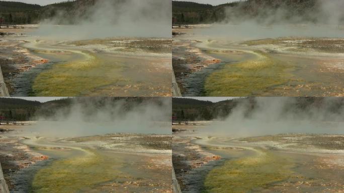 黄石国家公园温泉喷出的硫磺蒸汽