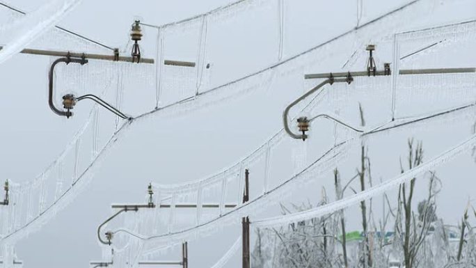冰冷的铁路电线杆冰冻电轨高压电线
