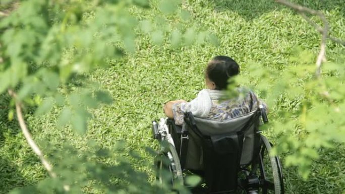 坐在轮椅上的亚洲老年妇女