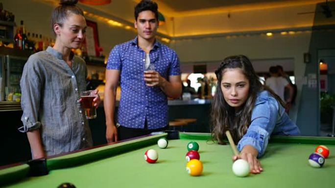 一群朋友在澳大利亚酒吧打台球和庆祝