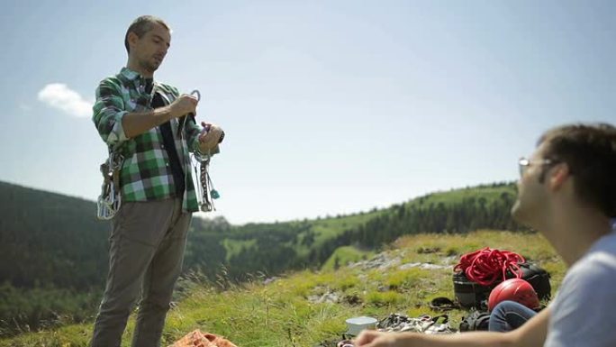 展示登山设备的旅游指南