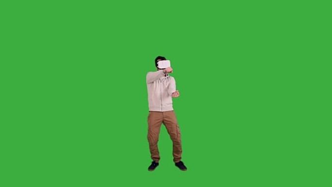 戴眼镜的快乐男人虚拟现实在绿色背景上驾驶机器
