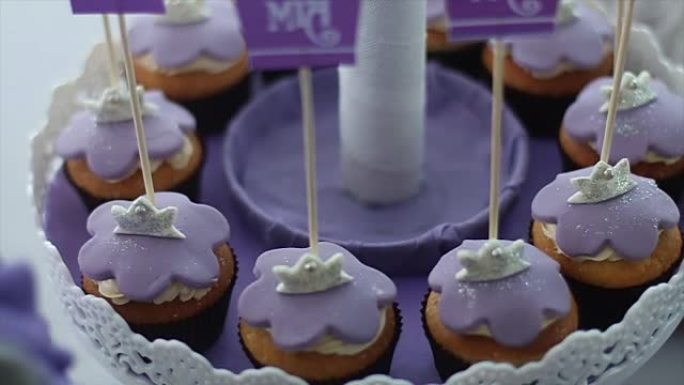 紫色生日纸杯蛋糕紫色生日纸杯蛋糕