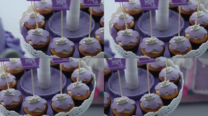 紫色生日纸杯蛋糕紫色生日纸杯蛋糕