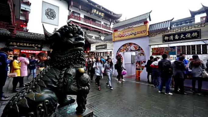 顾客漫步在中国上海著名的城隍庙老街