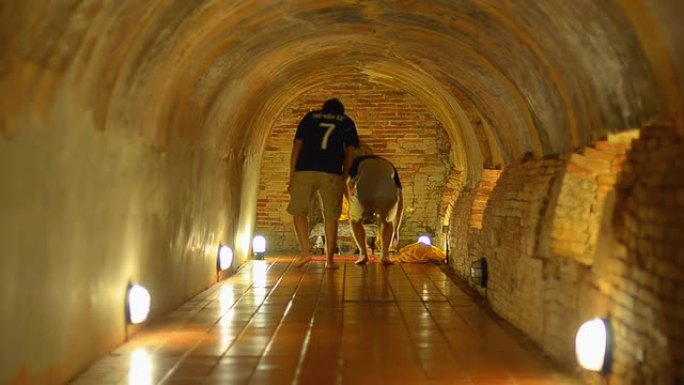 平移：隧道庙中的两人尊