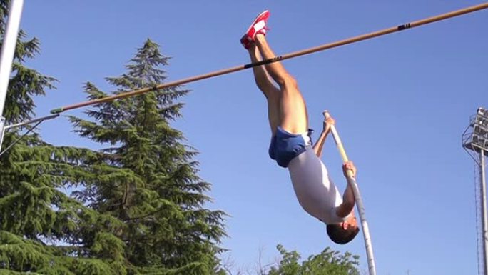 高清超级慢动作: 撑竿跳高的年轻人