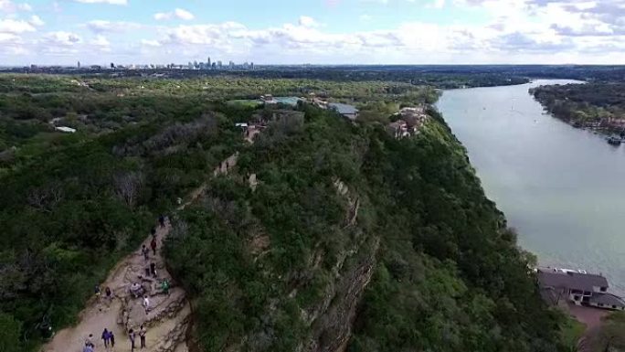 邦内尔山空中飞越奥斯汀德克萨斯山国家奥斯汀的最高点。在一个完美的春天，在右边的科罗拉多河和我们首都的