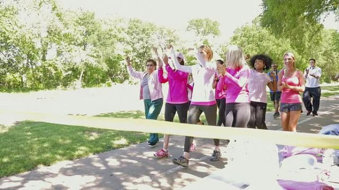 在乳腺癌意识慈善竞赛中，多元化的团队越过终点线