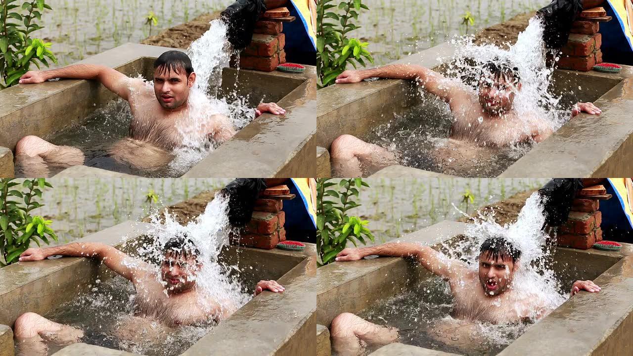 男人洗澡的户外夏季冲凉凉爽欠发达地区野外