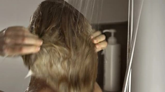 CU女人在洗她的头发