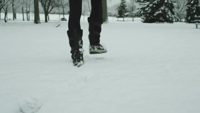 在雪地里行走的女人