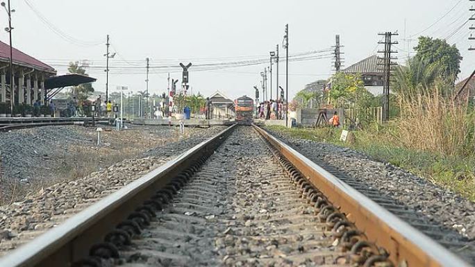 泰国的火车撞上了车站