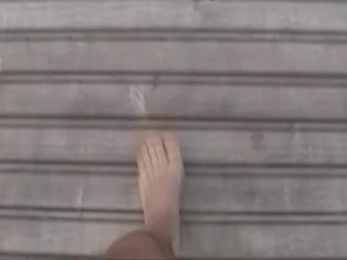 一名男子在水中行走和跳跃