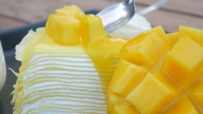 4K: 芒果蛋糕在盘子上吃芒果芝士蛋糕，搭配新鲜水果装饰