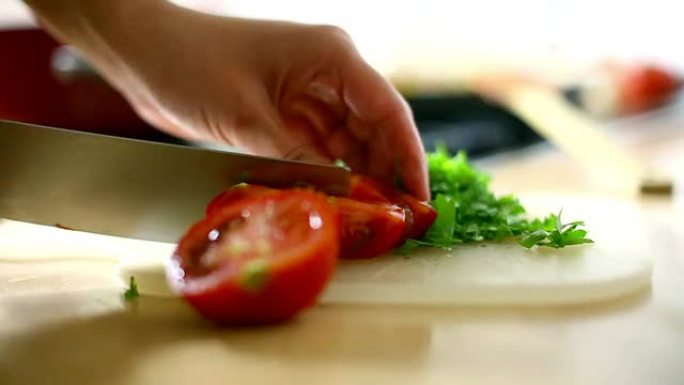 厨师正在切西红柿。