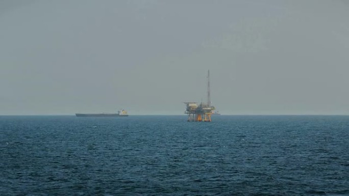 海上石油钻井平台。滑翔摄像头。