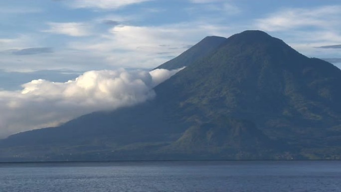 湖对面的双火山风平浪静死火山山峰山脉