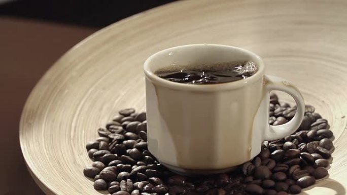 冰块在咖啡中飞溅手磨咖啡手工制作