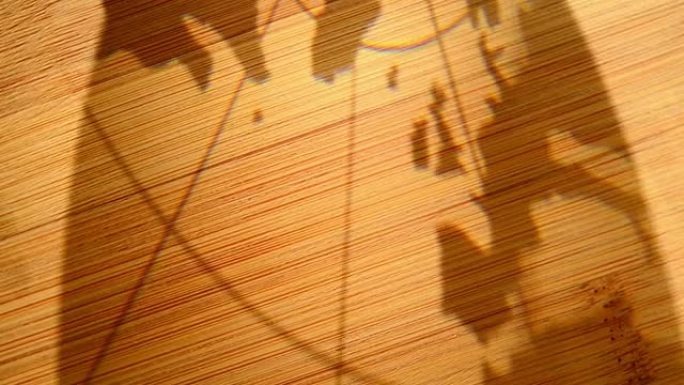 世界地图在木头上的反射
