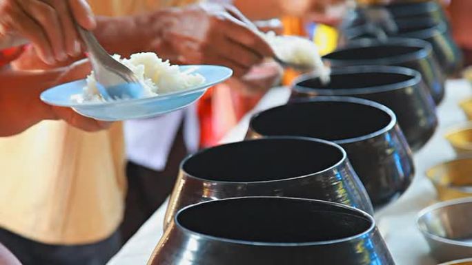 HD：当地的仪式。碗里的米饭。佛教功德