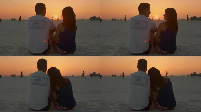 日落时分，一对面带微笑的年轻情侣在海滩上接吻