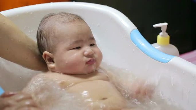 男婴玩水沐浴后的幸福