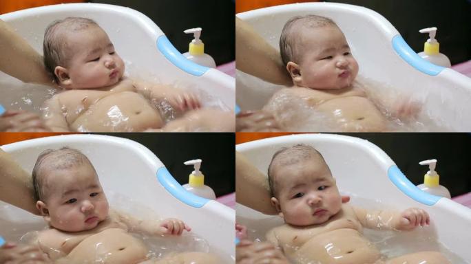 男婴玩水沐浴后的幸福