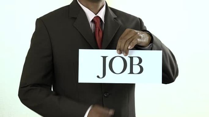 持有带工作标志的白卡的商人