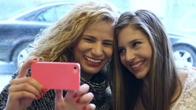 两个十几岁的女孩在手机上看照片