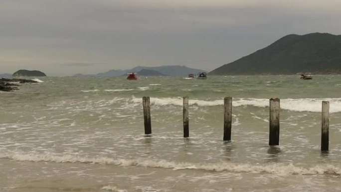 在巴西暴风雨的日子里，空渔民的船