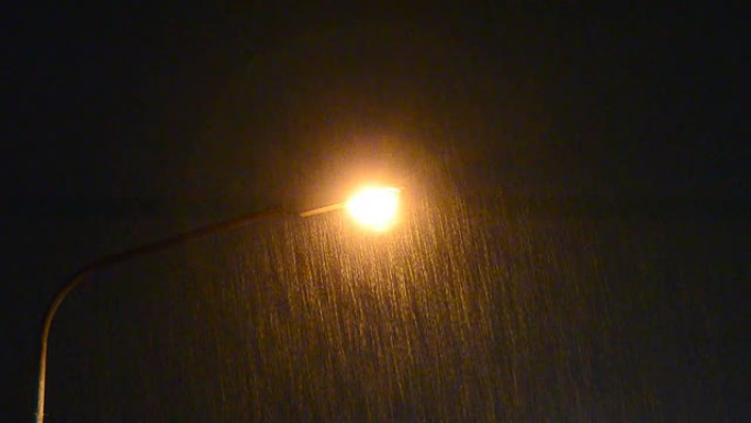 雨中的路灯