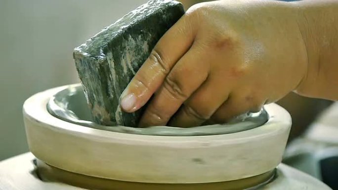 南邦省手工陶瓷厂特写工匠制作