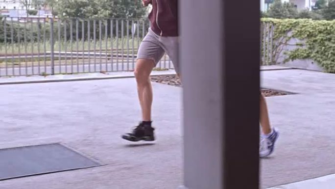 SLO MO男女腿在城市中奔跑
