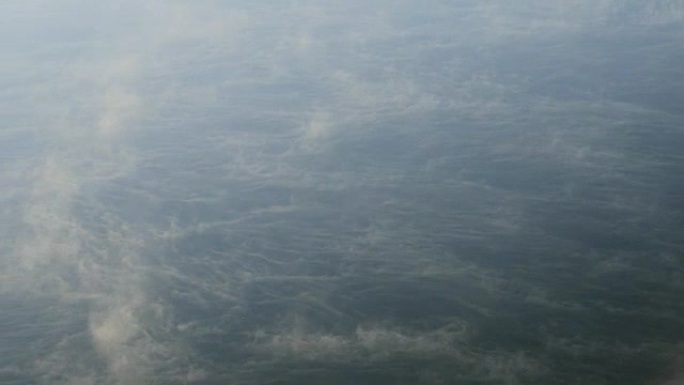 水山观景点和反射湖上的薄雾移动，4k(UHD)