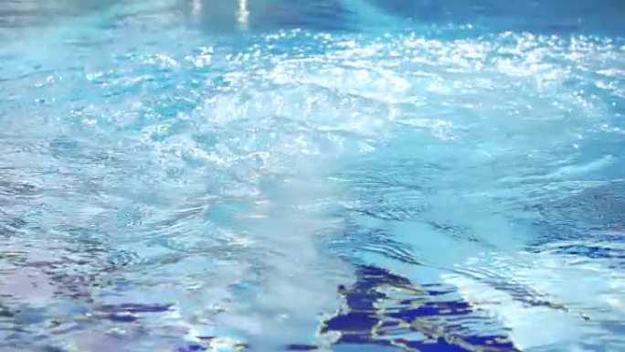 高清超慢动作: 游泳池有冒泡的水和波浪