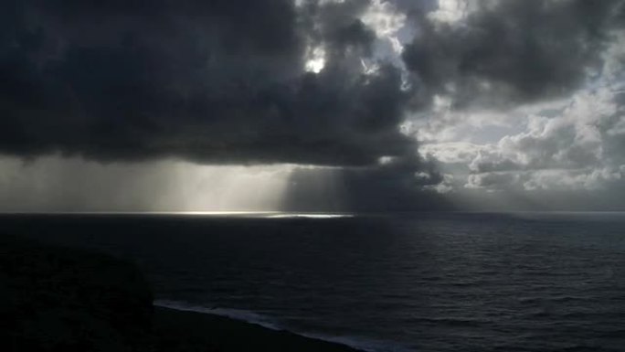 风暴云逼近海洋-时间流逝