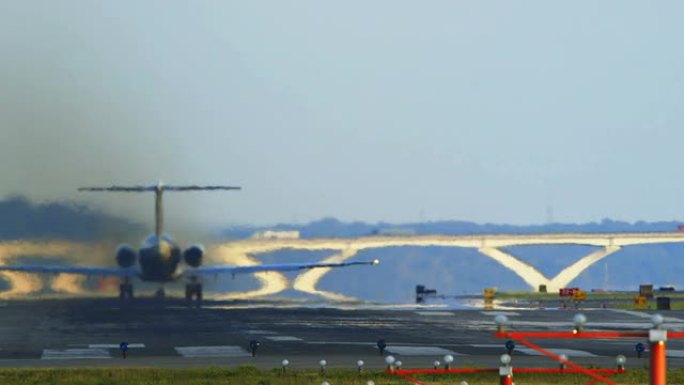MD-9飞机从里根国家机场起飞