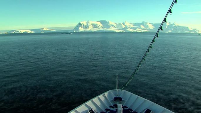 从甲板上眺望大海冰山一角航行南极大陆