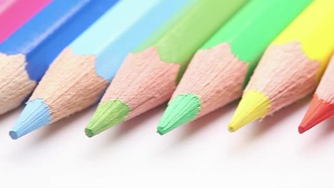 多莉: 彩色铅笔排成一排