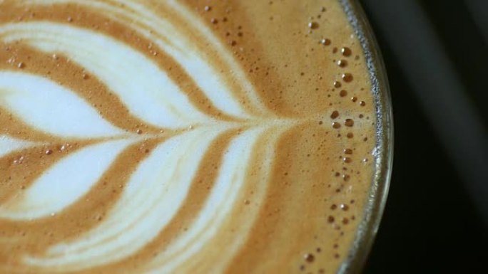 咖啡概念，咖啡杯拿铁艺术的俯视图特写平移，4k(UHD)