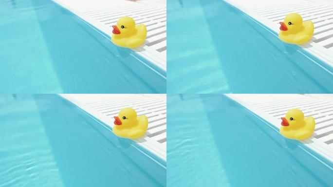 漂浮在游泳池中的黄色橡皮鸭