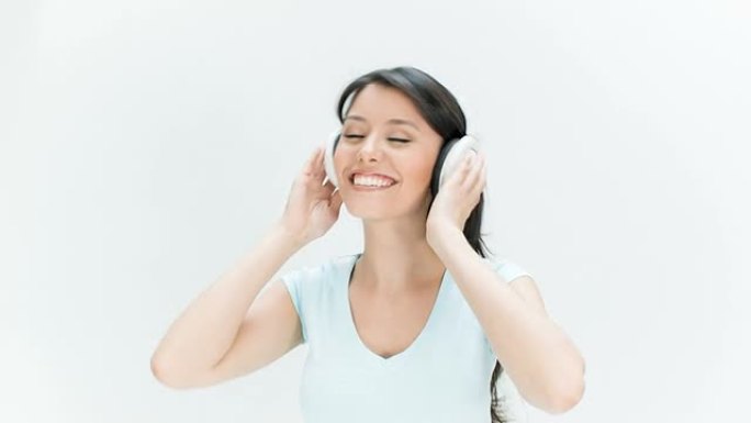 女人在听音乐外国人笑脸笑容听音乐耳机